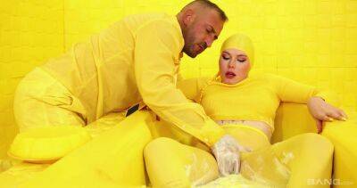 Yellow kinks in smashing latex fetish for a pretty slutty MILF on pornmilftube.net